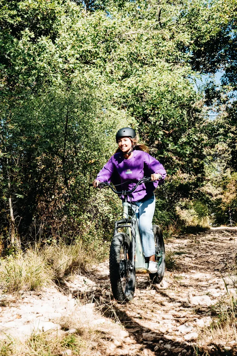 Une trottinette dans un single en forêt