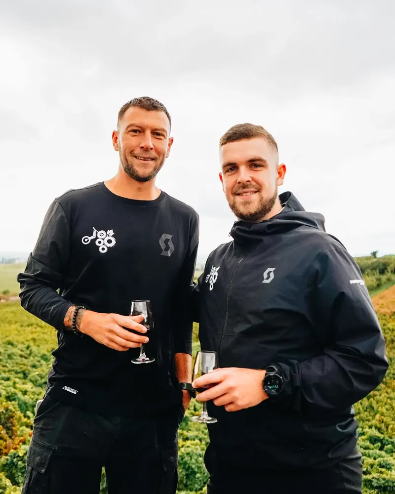 Eddy et Joshua, un verre de vin à la main