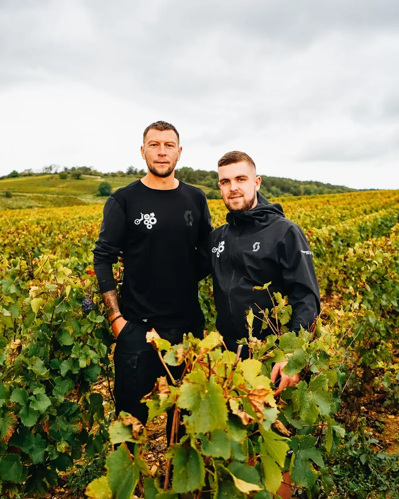 Eddy et Joshua dans les vignes