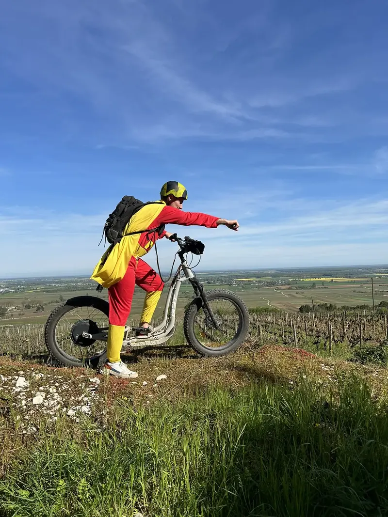 Le futur marié déguisé sur sa trottinette, entouré de ses amis