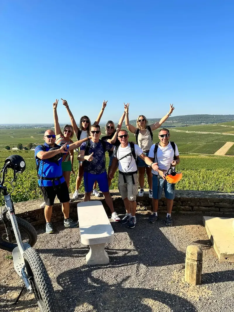 Un groupe bras levés dans les vignes