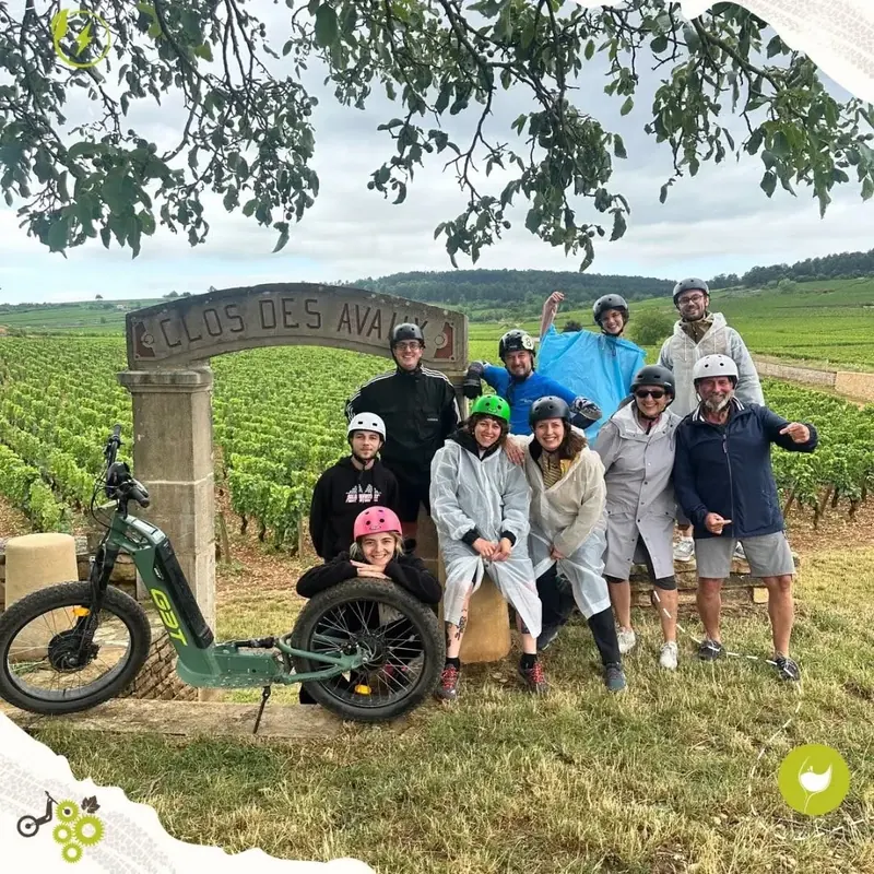 Une famille devant le portail du Clos des Avaux