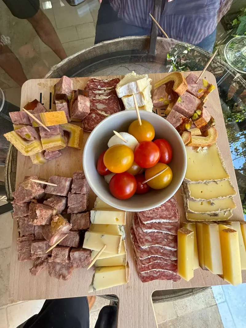Planche de charcuterie et de fromages au caveau
