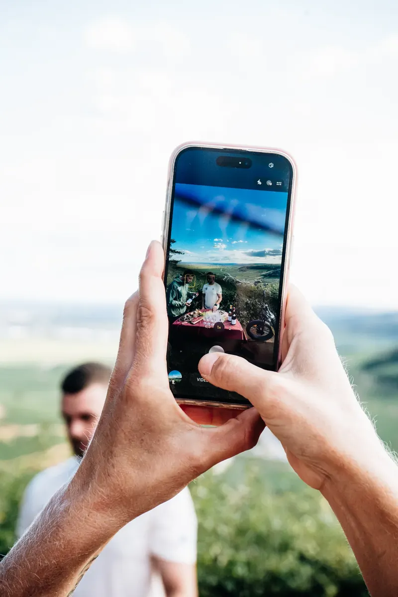 Un participant filme le panorama des vignes avec son téléphone