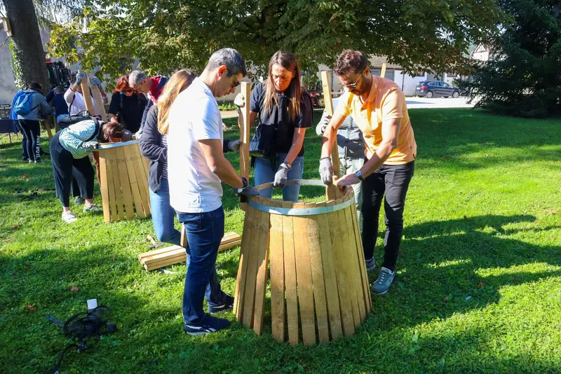 Atelier autour d'un tonneau, dans un parc