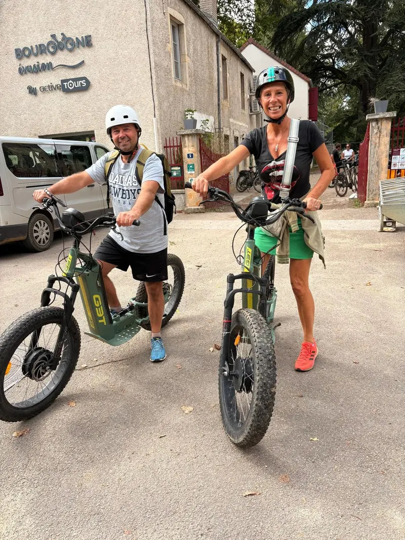 Deux amis prêts au départ, devant Bourgogne Évasion