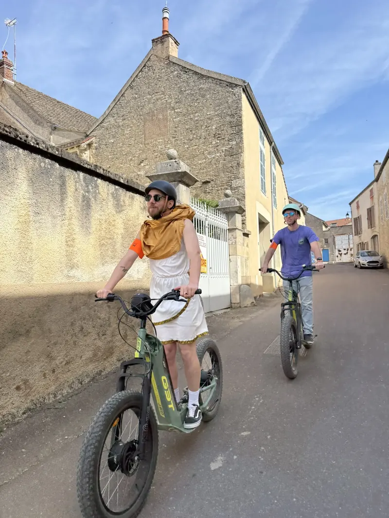 En trottinette dans la rue d'un village