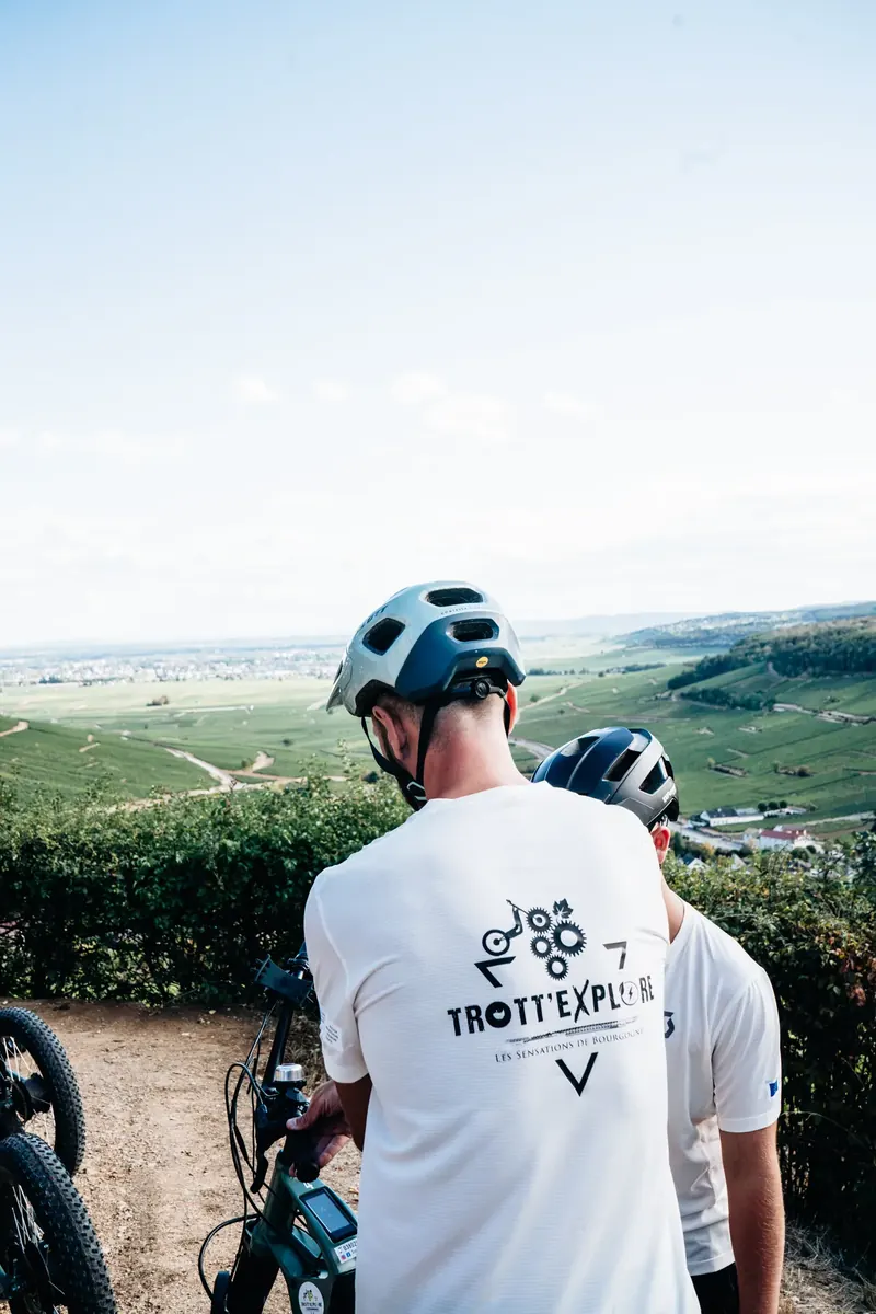 Le tee-shirt Trott'Explore face au vignoble