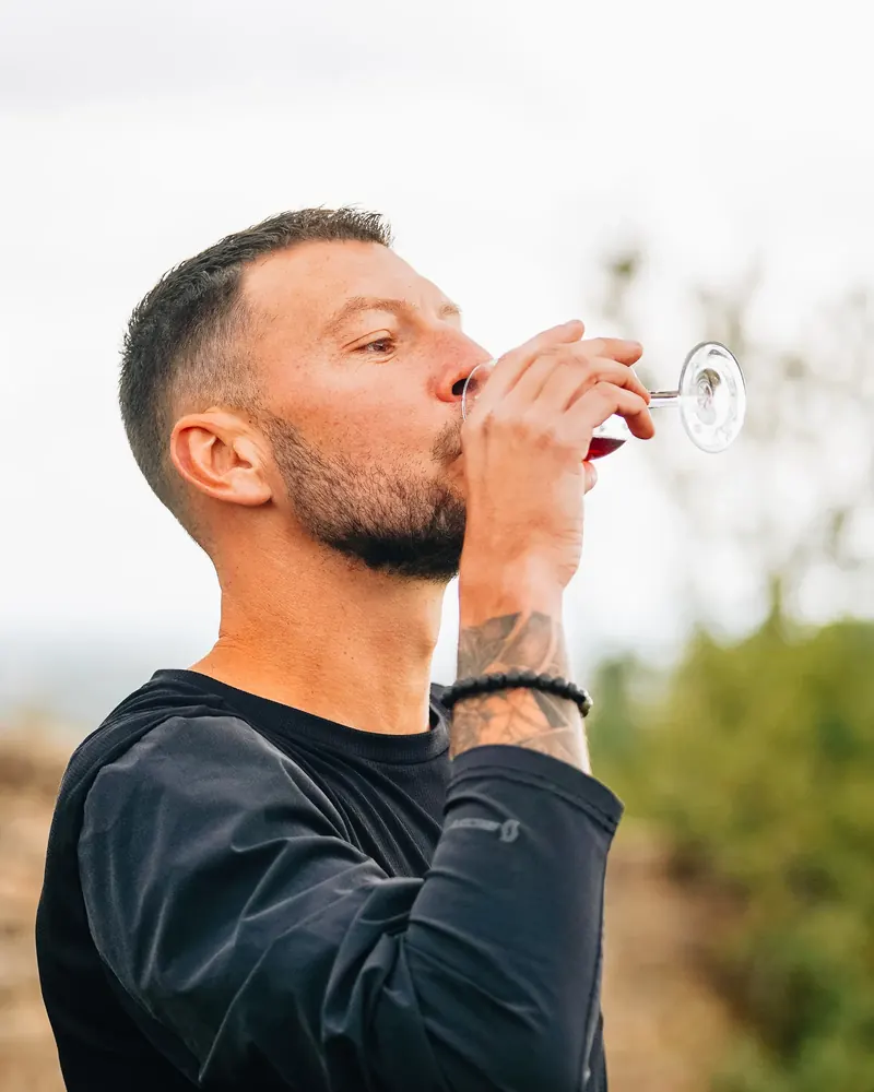 Un verre de rouge dégusté dans les vignes